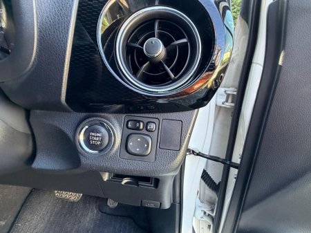 2020 Toyota Vitz - photo 6