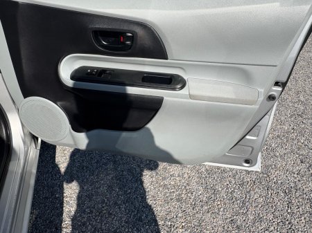 2013 Toyota Aqua - photo 8