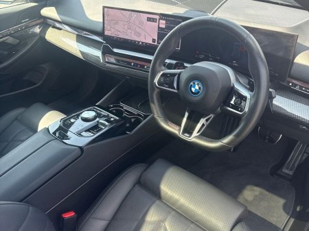 2024 BMW 5-Series - photo 6