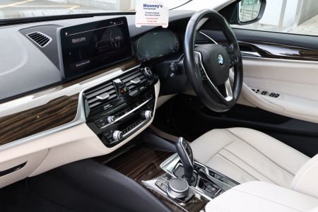 2021 BMW 5-Series - photo 17