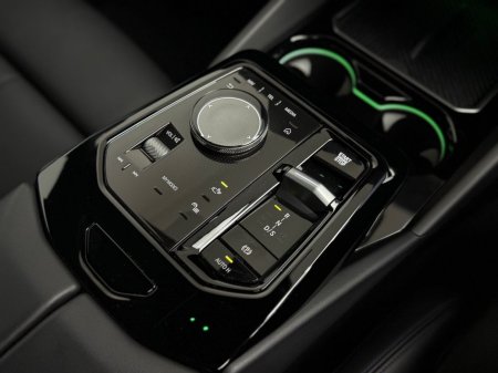 2025 BMW 5-Series - photo 23