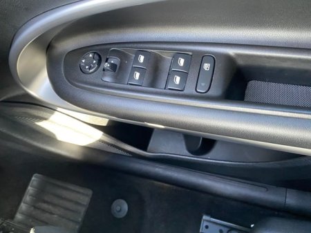 2025 Jeep Avenger - photo 28