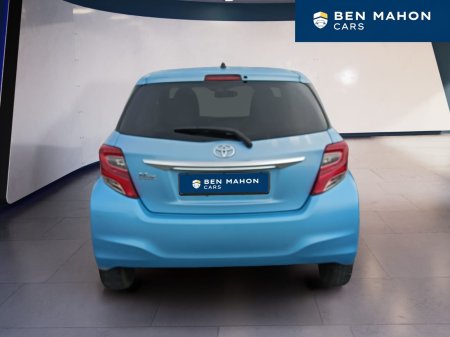 2015 Toyota Vitz - photo 4