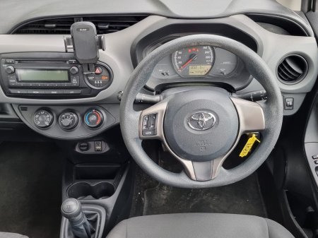 2015 Toyota Yaris - photo 14