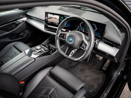 2025 BMW 5-Series - photo 2