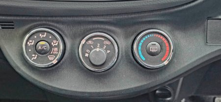 2014 Toyota Vitz - photo 17