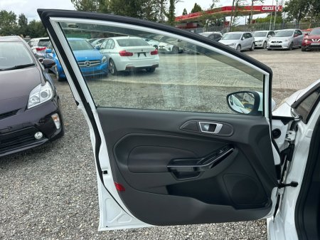 2015 Ford Fiesta - photo 12