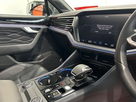 2025 Volkswagen Touareg - photo 13