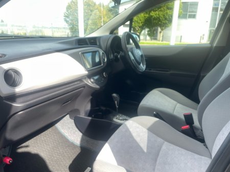 2012 Toyota Vitz - photo 2