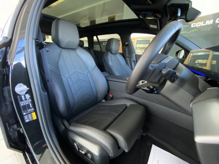 2025 BMW 5-Series - photo 7