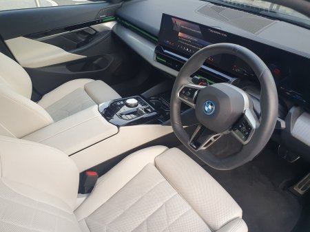 2024 BMW 5-Series - photo 6