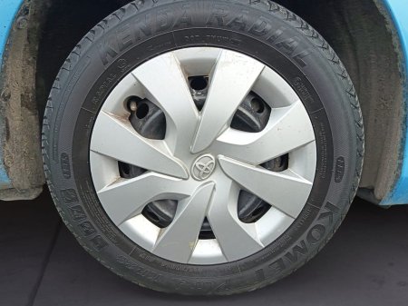 2015 Toyota Vitz - photo 14