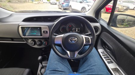 2015 Toyota Vitz - photo 17