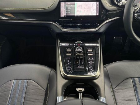 2025 Aston Martin DBX - photo 39