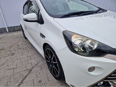 2015 Toyota Aqua - photo 2