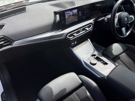2024 BMW 3-Series - photo 2