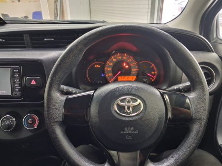 2016 Toyota Vitz - photo 11