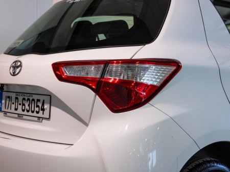 2017 Toyota Vitz - photo 9
