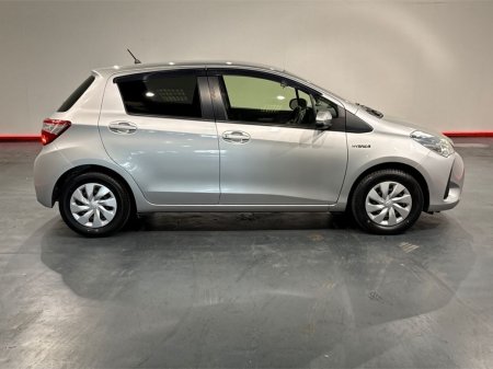 2019 Toyota Vitz - photo 2