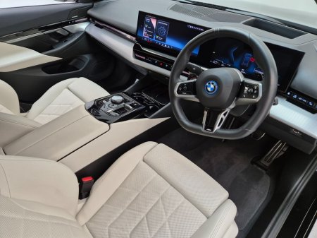 2025 BMW 5-Series - photo 11