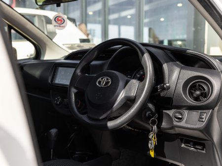 2017 Toyota Vitz - photo 12