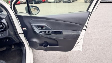 2019 Toyota Vitz - photo 10