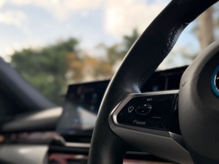 2025 BMW 5-Series - photo 21