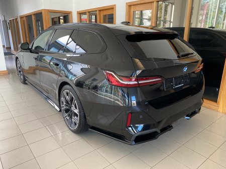 2025 BMW 5-Series - photo 4