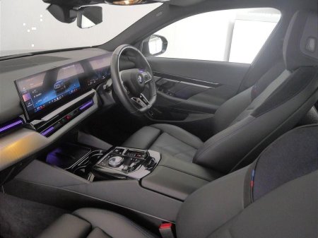 2025 BMW 5-Series - photo 7