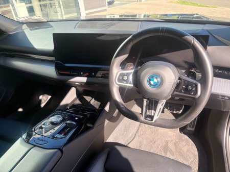 2025 BMW 5-Series - photo 5