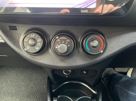 2019 Toyota Vitz - photo 13