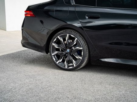 2025 BMW 5-Series - photo 4
