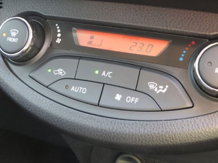 2019 Toyota Vitz - photo 16