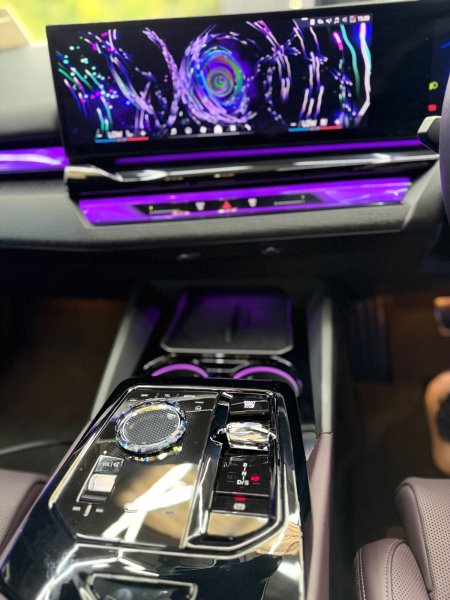 2025 BMW 5-Series - photo 15