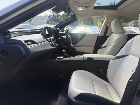 2025 Lexus ES - photo 2