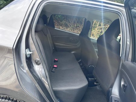 2015 Toyota Vitz - photo 10