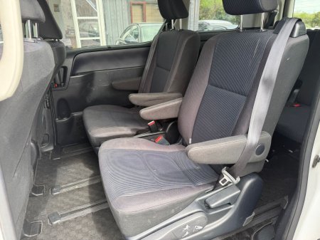 2016 Toyota Voxy - photo 15