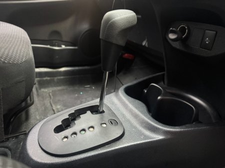 2019 Toyota Vitz - photo 13