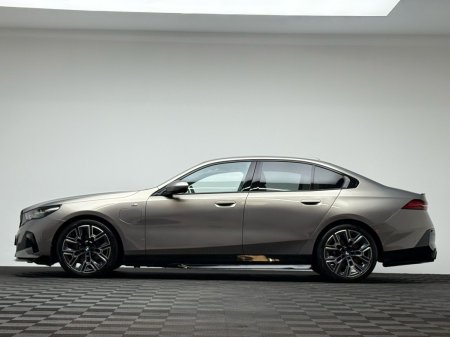 2025 BMW 5-Series - photo 4
