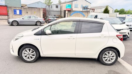 2019 Toyota Vitz - photo 2