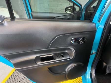 2017 Toyota Aqua - photo 17