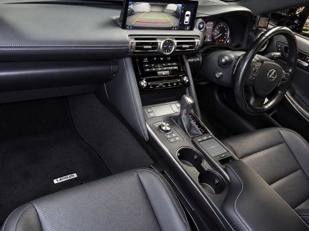 2022 Lexus IS - photo 2