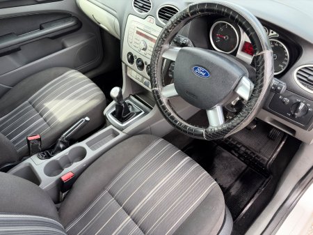 2009 Ford Focus - photo 2