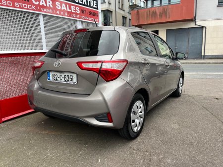2019 Toyota Vitz - photo 2