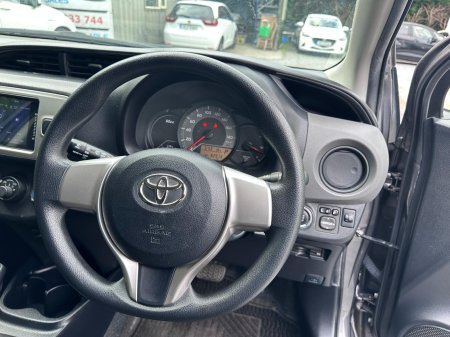2015 Toyota Vitz - photo 7