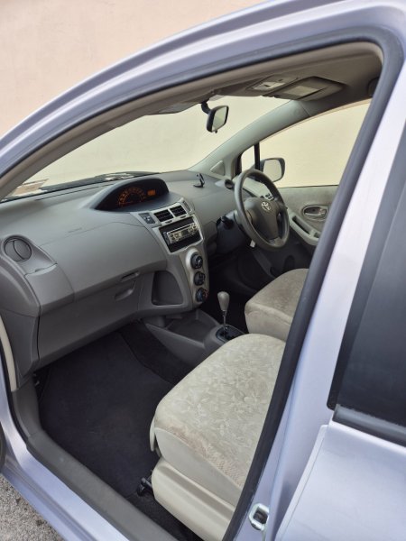 2009 Toyota Vitz - photo 6