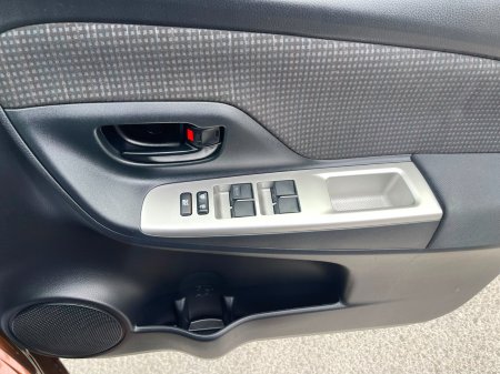 2015 Toyota Vitz - photo 17