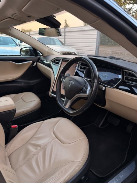 2015 Tesla Model S - photo 32