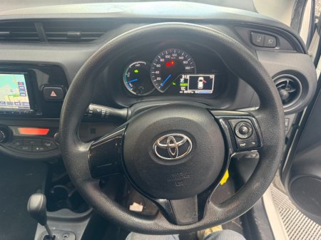 2019 Toyota Vitz - photo 8