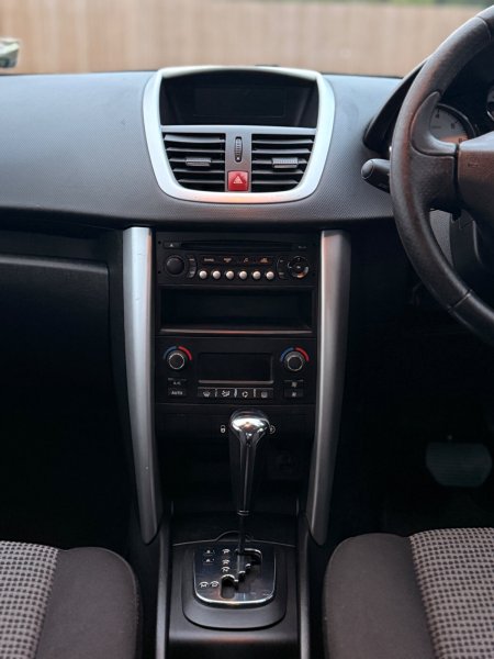 2010 Peugeot 207 - photo 28